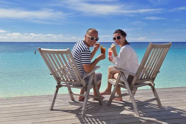 Lyckliga unga par slappna av och ta en fräsch drink — Stockfoto
