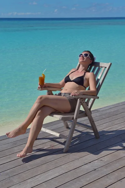 바다로 음료와 함께 아름 다운 젊은 여자 — 스톡 사진