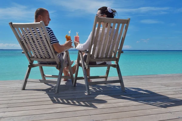 Heureux jeune couple se détendre et prendre une boisson fraîche — Photo