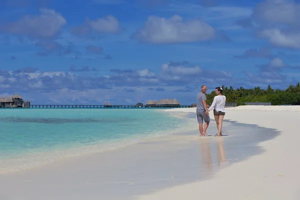 Glückliches junges Paar hat Spaß am Sommer — Stockfoto