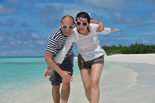 Gelukkige jonge paar veel plezier op de zomer — Stockfoto