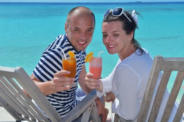 Feliz jovem casal relaxar e tomar bebida fresca — Fotografia de Stock