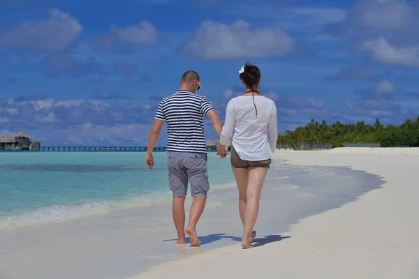 Glückliches junges Paar hat Spaß am Sommer — Stockfoto