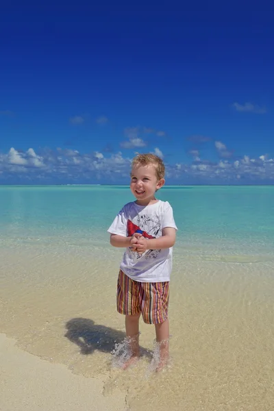 Счастливый маленький ребенок на пляже — стоковое фото