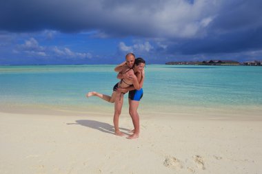 mutlu genç çift eğlenmek yaz