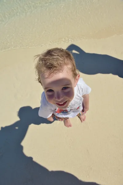 Gelukkig jong jong geitje op strand — Stockfoto