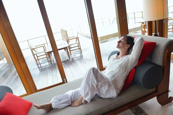 Jovem feliz relaxar em casa no sofá — Fotografia de Stock