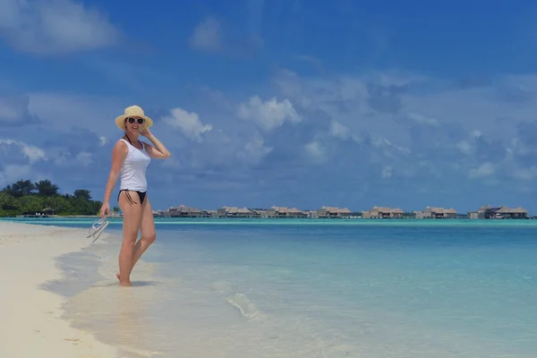 Gelukkige vrouw op zomer — Stockfoto