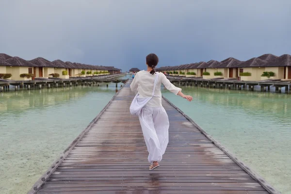 Jonge vrouw ontspannen op bewolkt zomerdag — Stockfoto