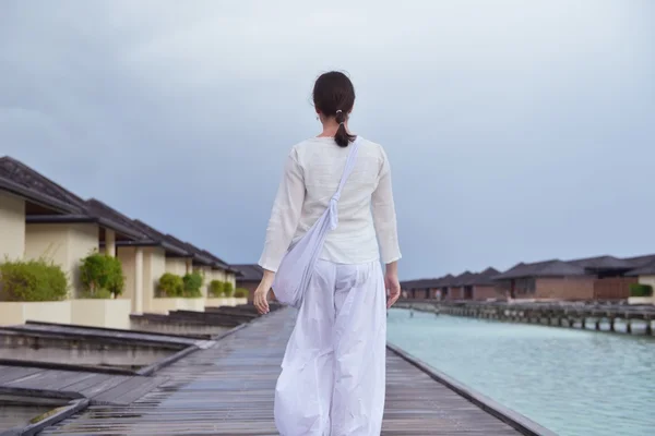 Jonge vrouw ontspannen op bewolkt zomerdag — Stockfoto