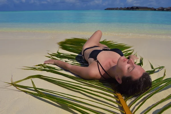 Gelukkige vrouw op zomer — Stockfoto