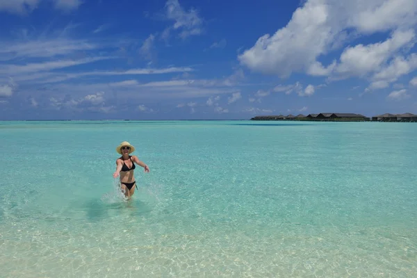 Mulher feliz no verão — Fotografia de Stock