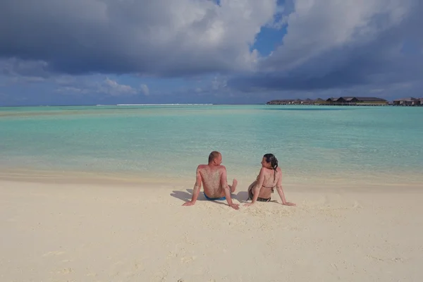 Heureux jeune couple avoir du plaisir sur été — Photo