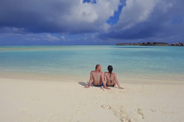 Heureux jeune couple avoir du plaisir sur été — Photo