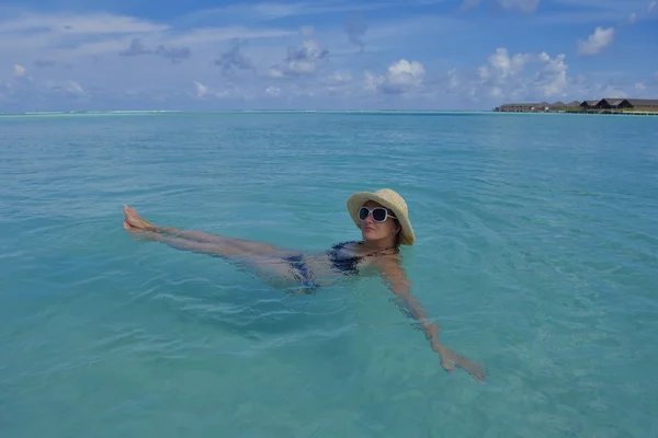 Mujer feliz en verano — Foto de Stock