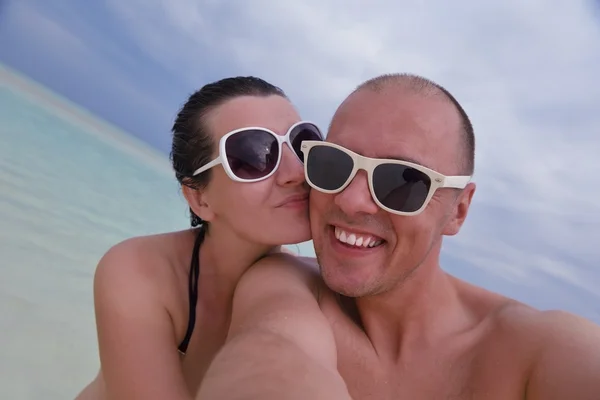 Feliz jovem casal se divertir no verão — Fotografia de Stock