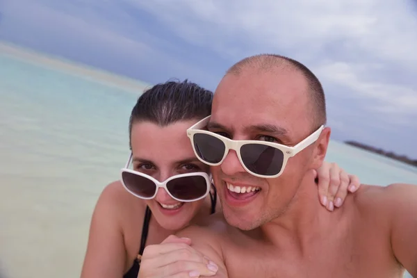 Lyckliga unga paret ha kul på sommaren — Stockfoto