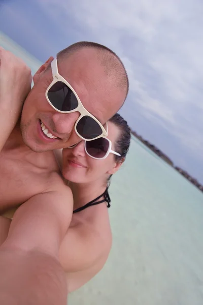 Feliz jovem casal se divertir no verão — Fotografia de Stock