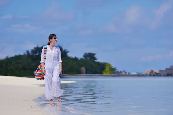 Gelukkige vrouw op zomer — Stockfoto