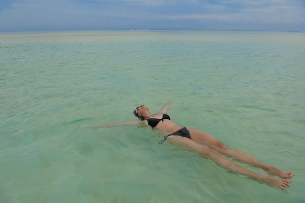 Gelukkige vrouw op zomer — Stockfoto