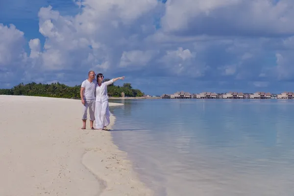 Heureux jeune couple avoir du plaisir sur été — Photo