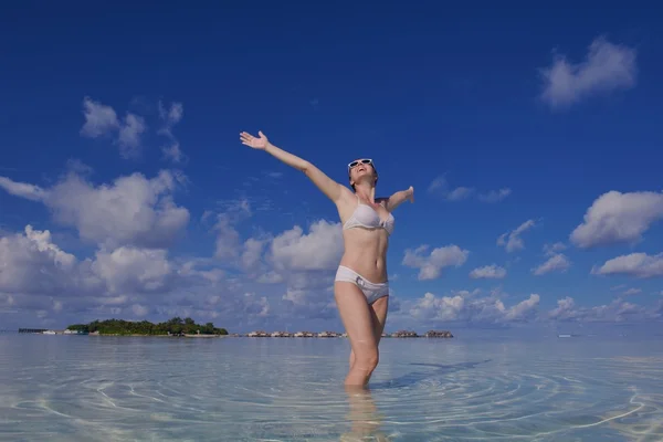 Mulher feliz no verão — Fotografia de Stock