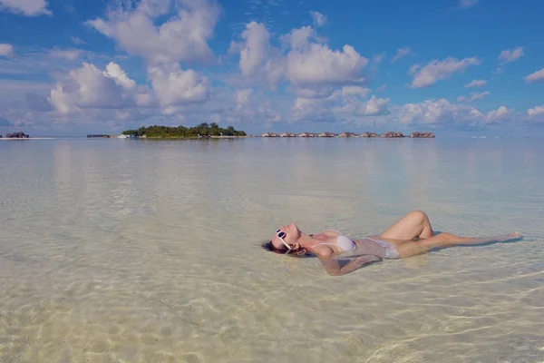 Gelukkige vrouw op zomer — Stockfoto