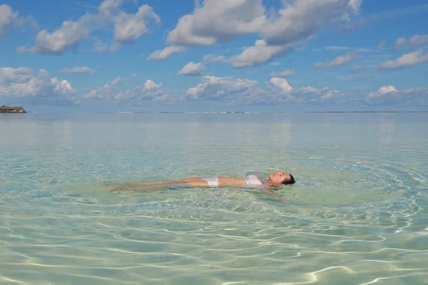 Gelukkige vrouw op zomer — Stockfoto