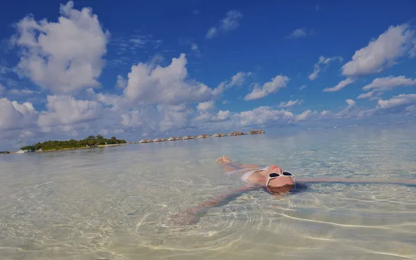 Gelukkige vrouw op zomer — Stockfoto