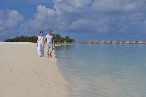 Heureux jeune couple avoir du plaisir sur été — Photo