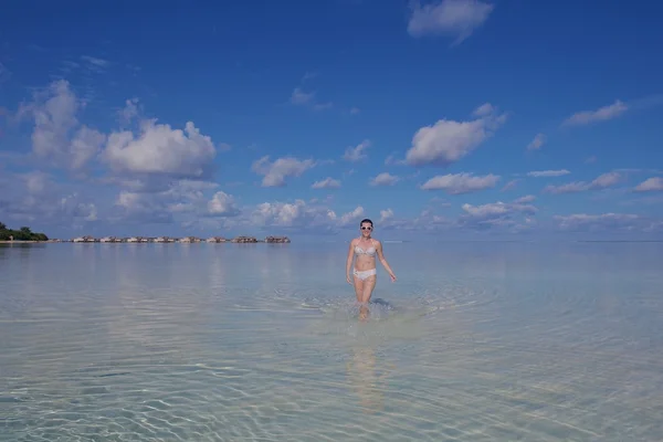 Gelukkige vrouw op zomer — Stockfoto