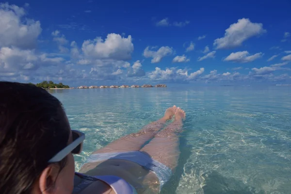 Gelukkige vrouw op zomer — Stockfoto