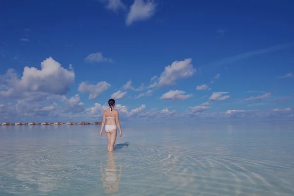 Gelukkige vrouw op zomer — Stockfoto