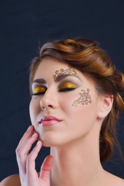 lüks makyaj ile güzel bir kadın