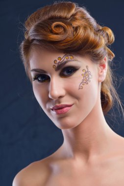 lüks makyaj ile güzel bir kadın