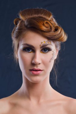lüks makyaj ile güzel bir kadın