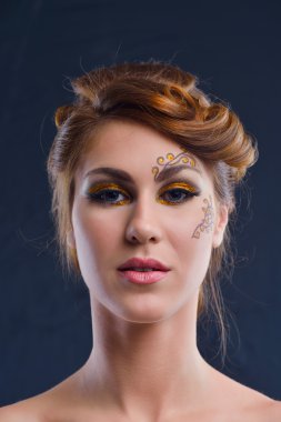 lüks makyaj ile güzel bir kadın