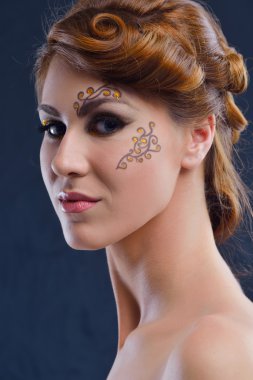 lüks makyaj ile güzel bir kadın