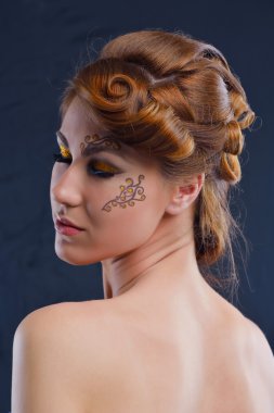 lüks makyaj ile güzel bir kadın