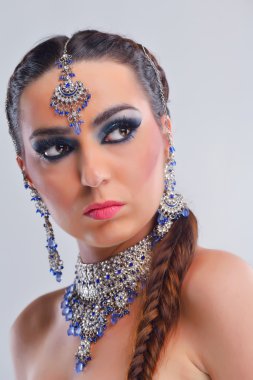 lüks makyaj ile güzel bir kadın