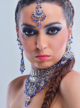 lüks makyaj ile güzel bir kadın