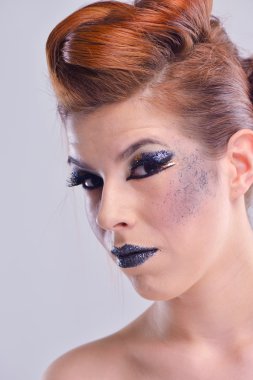 lüks makyaj ile güzel bir kadın