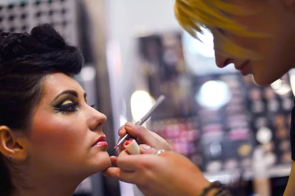 Belle femme avec maquillage de luxe — Photo