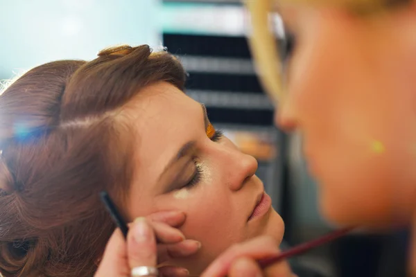 Hermosa mujer con maquillaje de lujo — Foto de Stock