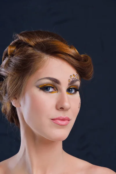 Schöne Frau mit Luxus-Make-up — Stockfoto