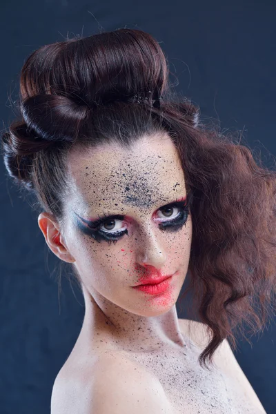 Belle femme avec maquillage de luxe — Photo