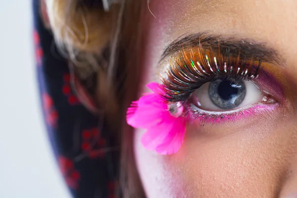 Hermosa mujer con maquillaje de lujo — Foto de Stock