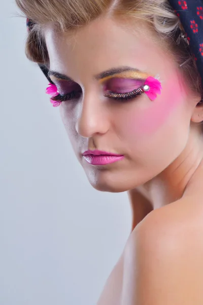 Schöne Frau mit Luxus-Make-up — Stockfoto