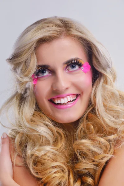 Mooie vrouw met luxe make-up — Stockfoto