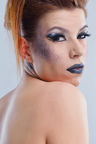 Vacker kvinna med lyxiga makeup — Stockfoto